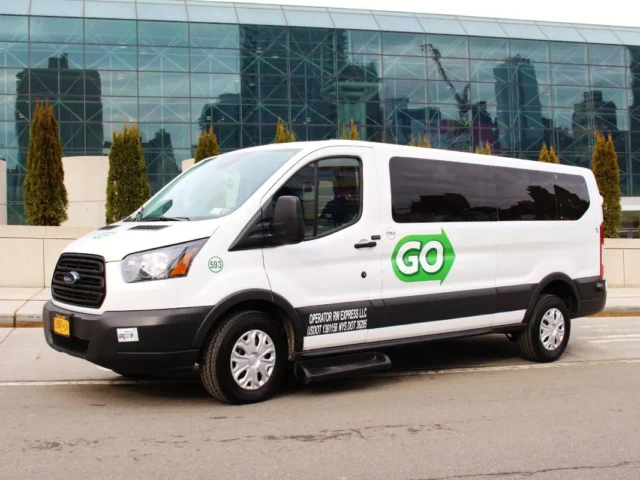 Airport Shuttle vs Taxi: What to Choose?